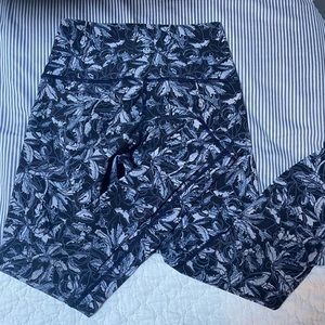 Rare Lululemon print Wunder Under leggings